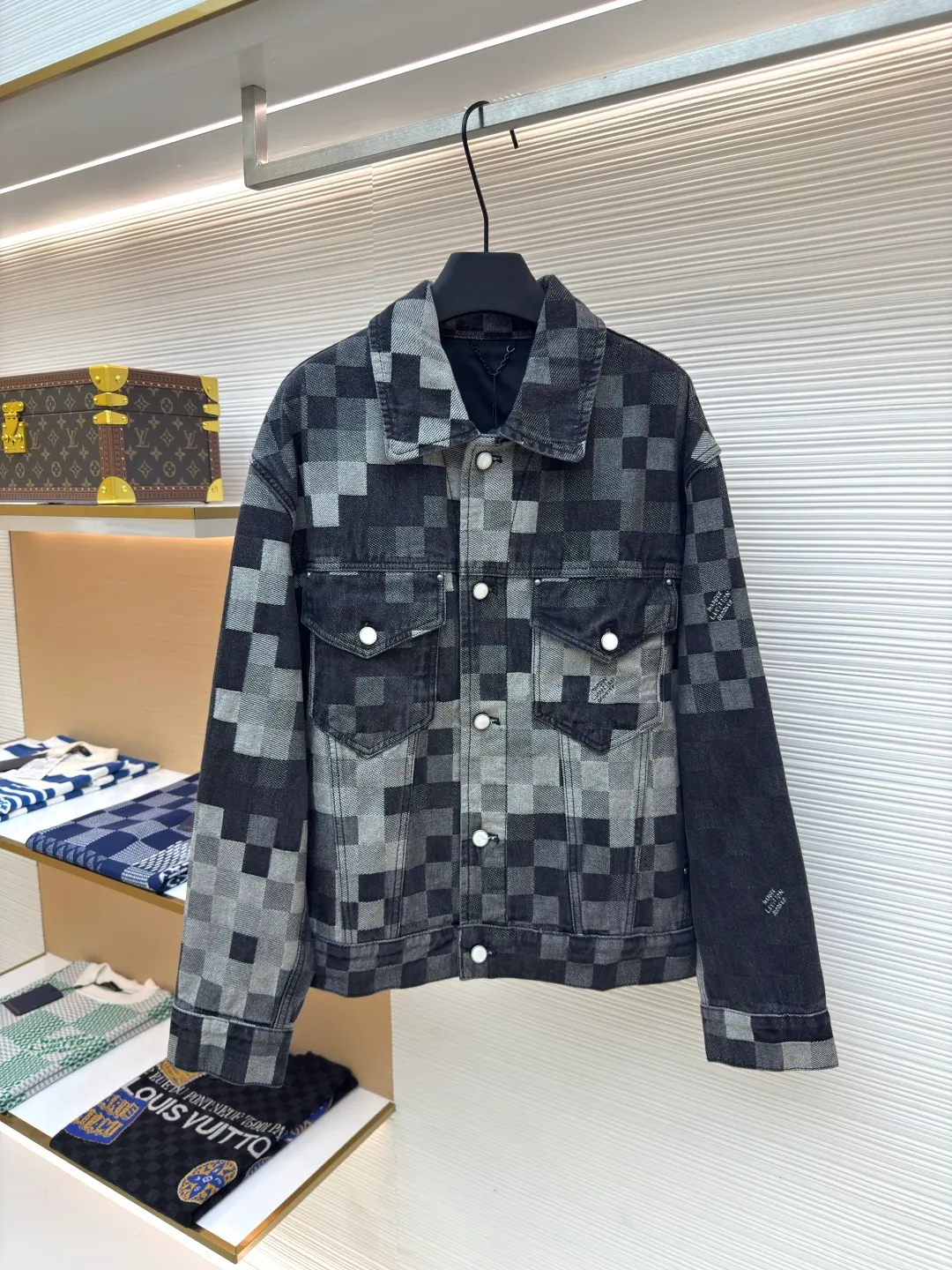 LOUIS VUITTON checkerboard mosaic denim jacket ●Authentic product: 25900 purchased and developed ●Item number: 1680019-C05 ●Fabric: denim fabric ●Technology: Jacquard technology ●Version: Fitted version ●Size: 46-48-50-52 ●Weight: about 1250g ●Description: Gradient mosaic plaid fabric developed as it is Restored letter jacquard on denim The minimum order quantity for the pearl hardware laser engraving logo is 6w. The cost of a single pearl button is RMB. The details are processed perfectly. After the garment is ready, the enzyme soaking and washing process is used to make the denim slightly yellowed to show the traces of time. Finally, the buttons are hand-buttoned. Machine equipment cannot be used for buttoning because the button material is pearls. The scrap rate of machine buttoning is 40%. The 13 pearl buttons on the whole body are all hand-buttoned. Unreplicable works of art pay tribute to Fei Dong. The overall wiring is straight and delicate, the fabric is comfortable and soft, and the color is consistent without color difference. It can be matched with the same style to create a fashionable look and control various occasions. Customized accessories, complete with three standards, same style for men and women!